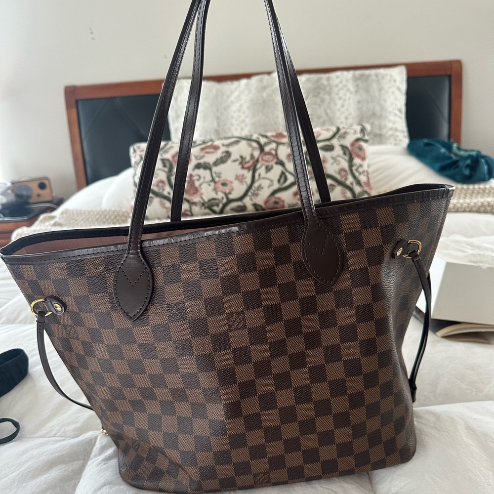 LV Damier Neverfull MM with pink interior and pouch. Dust bag, box included.